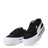 Championes Puma Court Classic Vulc con diseño de plataforma, color negro con detalles en blanco. Presentan el logo de la marca en el lateral y en la lengüeta, con cierre de cordones y suela de goma vulcanizada.