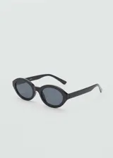 Gafas de sol con montura de pasta negra y diseño ovalado. Cuentan con cristales oscuros con protección UV categoría 3.