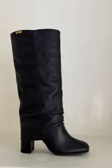 Bucaneras de cuero negro con botamanga en caña.