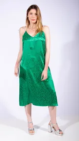 Vestido midi verde esmeralda de satén con estampado animal y tirantes finos.