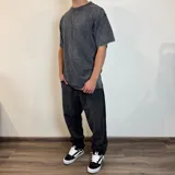 Jean mom oversize de hombre, color celeste claro con efecto acid wash.