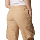 Pantalón cargo de mujer Columbia, color beige, con cintura elástica ajustable con cordón, bolsillos laterales y bolsillos cargo con cierre en los muslos. Presenta dobladillos ajustables en los tobillos y un diseño funcional de tejido ligero.