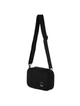 Bandolera Terrano de diseño compacto y acolchonado con costuras verticales. Cuenta con un compartimento principal con cierre, bolsillo interno y correa ajustable con logo grabado.