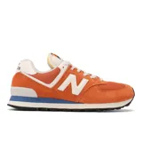 Championes New Balance 574 color naranja con detalles en blanco, confeccionados en gamuza y malla, con logo "N" característico en los laterales y entresuela ENCAP.