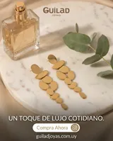 Caravanas colgantes de acero con baño de oro, compuestas por múltiples piezas circulares y ovaladas de distintos tamaños dispuestas en cascada.