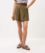 Short femenino Marfinno de modelaje suelto y caída liviana, color verde militar, con cintura con pasadores, pinzas frontales, bolsillos laterales y bajo recto. Incluye un cinturón fino de rafia con hebilla metálica.