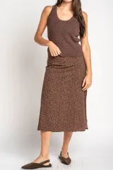 Musculosa de punto con hilo lurex color marrón, con escote redondo y diseño ajustado al cuerpo.