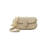 Bolso de hombro Marc Jacobs modelo The Clover, confeccionado en piel suave color rosado. Presenta una silueta redondeada con ribetes ornamentales, cierre magnético y el sello J Marc en el frente. Incluye una correa de piel extraíble y una correa de cadena.