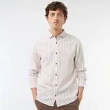 Camisa de manga larga confeccionada en mezcla de lino y algodón, con diseño de rayas verticales en tonos beige y blanco, cuello con botones y cierre frontal de botonadura central.