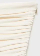 Vestido corto de diseño combinado con cuerpo strapless drapeado en color crema y falda estilo globo en color negro. Cuenta con cierre lateral invisible.