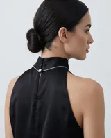 Collar de acero con cadena fina y dije central pasante en forma cuadrada.