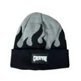 Gorro de lana tipo beanie color negro con diseño de llamas en color gris y parche frontal con el logo de la marca Creature.