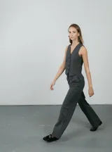 Pantalón de vestir gris con finas rayas verticales, de corte recto y cintura alta.