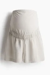 Short de maternidad confeccionado en mezcla de lino y viscosa, de corte holgado con cintura ancha elástica diseñada para cubrir la barriga.