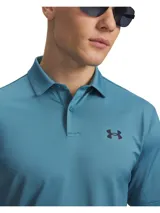 Chomba Under Armour de golf, color azul, con cuello polo, tapeta de dos botones y logo de la marca bordado en el pecho. Confeccionada en tejido elástico, ligero y transpirable con protección solar.