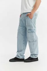 Jean cargo de algodón con calce suelto, color negro lavado con efecto desgastado, con múltiples bolsillos utilitarios en los laterales.
