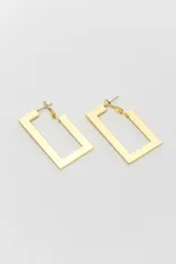 Aros caravanas colgantes de diseño geométrico rectangular y acabado dorado brillante.