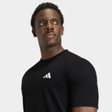 Remera Adidas Essentials Feelready de entrenamiento color negro, con cuello redondo, mangas cortas y logo de la marca en blanco estampado en el pecho.