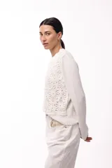 Sweater de tejido de punto con panel frontal calado de diseño floral y mangas largas lisas. Presenta cuello redondo con terminación acanalada.