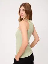 Musculosa de algodón peinado azul, confeccionada en punto sencillo con cuello redondo y diseño ajustado.