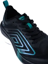 Championes deportivos Umbro modelo Spin Lock, color negro con detalles en verde azulado. Presentan un diseño aerodinámico con malla transpirable, refuerzos sintéticos y una suela de plataforma blanca con amortiguación.