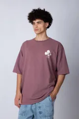 Remera negra de corte oversize confeccionada en algodón pesado, con estampa pequeña de Mickey Mouse en el pecho y diseño gráfico en la espalda.