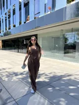 Chaleco marrón con botones, sin mangas y corte clásico.