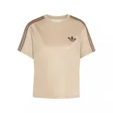 Remera Adidas Firebird color beige, con cuello redondo, mangas cortas y las tres rayas características de la marca en color marrón en los hombros. Incluye el logo del trébol de Adidas bordado en el pecho.