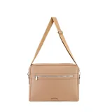 Morral marrón de cuero sintético con correa ajustable, cierre metálico frontal, interior forrado y tamaño apto para notebooks.