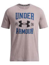 Remera de manga corta Under Armour, color gris claro, con cuello redondo acanalado y estampa frontal con el logo de la marca y el texto 'Under Armour 1996' en azul y negro.