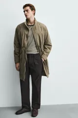 Pantalón de corte regular fit confeccionado en tejido mezcla de algodón. Presenta cintura con detalle de pliegues en el delantero, bolsillos frontales y bolsillos traseros de vivo con botón. Cierre frontal con cremallera y botón.
