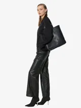 Buzo de cuello redondo color crema, de manga larga y calce relajado, con el logo de Carhartt bordado en el pecho.