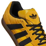 Championes Adidas Aloha Super, color amarillo con detalles en negro y suela de goma translúcida.