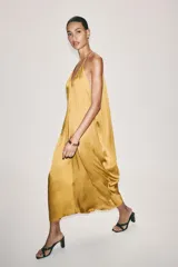Vestido largo de satén negro, con escote en pico, tirantes finos y diseño drapeado.