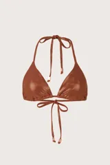 Top de bikini estilo triángulo con acabado metalizado y textura sutil. Cuenta con tiras ajustables para atar al cuello y en la espalda, decoradas con terminales metálicas.