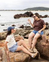 Remera marrón de jersey 100% algodón con bordado pequeño en el frente.