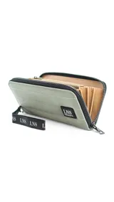 Billetera larga con cierre perimetral y diseño capitoneado. Cuenta con correa de mano desmontable con logo estampado y parche frontal con marca LNS. El interior incluye múltiples compartimentos para tarjetas y un bolsillo con cierre.