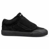 Zapatillas Airwalk modelo Stone Black, color negro, de diseño urbano y skater. Confeccionadas en gamuza y materiales resistentes, cuentan con una solapa con cierre de velcro que cubre los cordones y suela de goma texturizada con el logo de la marca en el lateral.