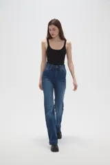 Pantalon de jean azul con corte flare y tiro alto, con cierre frontal y bolsillos.