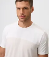 Remera deportiva de hombre Get Over, de color blanco y gris claro, con cuello redondo y mangas cortas. Confeccionada con tejido de poliéster y elastano con tecnología dry de secado rápido.