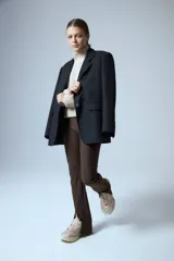 Calza semi-oxford color marrón oscuro de lycra gruesa, tiro alto y corte ajustado.