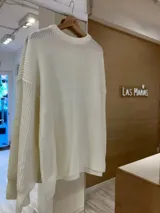 Sweater tejido color verde militar, de manga larga con puños ajustados.