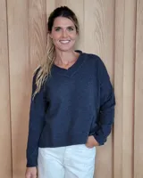 Sweater de punto color azul marino, con cuello en V y mangas largas de corte holgado.