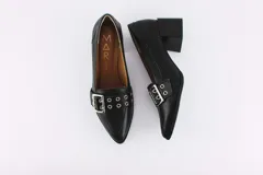 Zapato de cuero negro con taco cuadrado y faja de ojalillos.