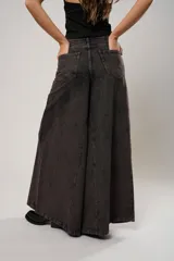 Jean de tiro alto color marrón oscuro con efecto lavado, de corte ancho y pierna muy fluida.