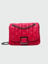 Bandolera Longchamp modelo Brioche S Leather, color rojo vibrante, con diseño acolchado vertical y cierre frontal con hebilla metálica rectangular. Posee correa de cadena metálica oscura.