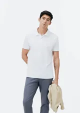 Polo marrón de manga corta confeccionada en tejido de piqué de algodón.