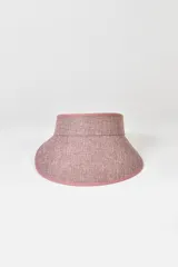 Visera de tela con textura tejida en tonos rosados y grises, con borde de ribete liso color rosa.
