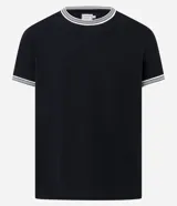 Remera regular de manga corta y cuello redondo color negro, con diseño texturizado y detalles de rayas contrastantes en cuello y puños.