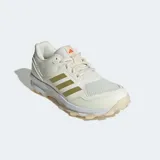 Championes de hockey Adidas Fabela Rise color crema con detalles dorados y suela blanca.